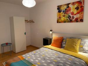 Lupeni的住宿－La Momo，卧室配有一张床,墙上挂有绘画作品