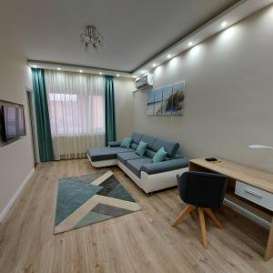 ein Wohnzimmer mit einem Sofa und einem Tisch in der Unterkunft Ancsi Apartmant Kecskemét in Kecskemét