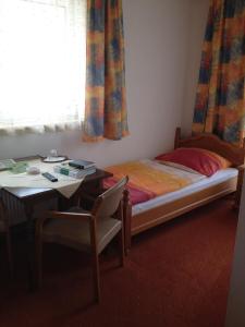 Postel nebo postele na pokoji v ubytování Gasthof und Pension Haunschmid