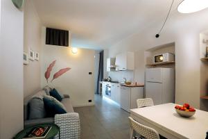 una cucina e un soggiorno con divano e tavolo di Modern Apartment in Lingotto Area by Wonderful Italy a Torino