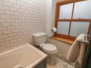 A bathroom at Losehill View