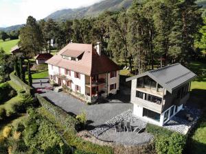- une vue aérienne sur une maison dans les montagnes dans l'établissement Les Ô d'Annecy, à Saint-Jorioz
