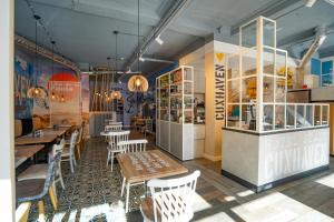 un restaurante con mesas y sillas en una habitación en Hotel Stadt Cuxhaven, en Cuxhaven