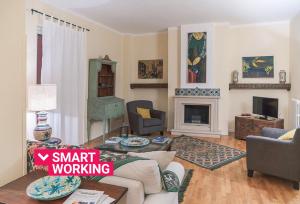 uma sala de estar com um sofá e uma lareira em Kalsa Casa di Charme con terrazza by Wonderful Italy em Palermo
