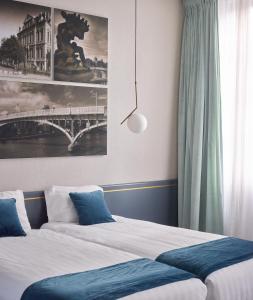 um quarto com 2 camas e uma grande janela em Amosa Liège City Centre Hotel em Liège