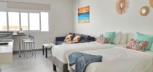A bed or beds in a room at HD Mogán Coral Apartments