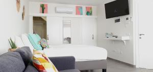 A television and/or entertainment centre at HD Mogán Coral Apartments