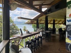 Un restaurante o sitio para comer en Finca Vela Lodge