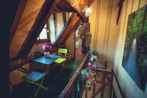 - une vue de tête sur une chambre avec une table et des fleurs dans l'établissement Appart ROMANTIQUE dans HYPER CENTRE wifi, à Troyes