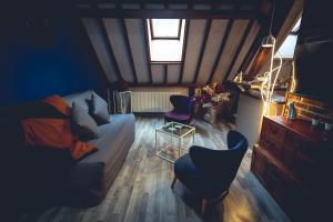a bedroom with a bed and a table and a chair at Appart ROMANTIQUE dans HYPER CENTRE wifi in Troyes +6 photos