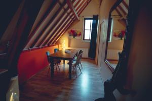 - une salle à manger avec une table et des chaises en bois dans l'établissement Appart ROMANTIQUE dans HYPER CENTRE wifi, à Troyes
