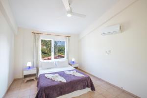 une chambre blanche avec un lit et une fenêtre dans l'établissement Papaya Royal Villa, à Ayia Napa 22 autres photos