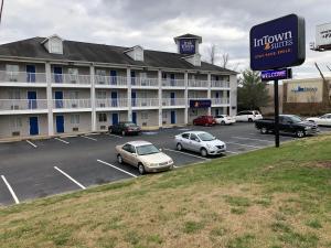 um hotel com carros estacionados num parque de estacionamento em InTown Suites Extended Stay Chattanooga TN - Hamilton Place em Chattanooga