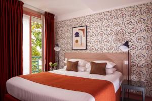 - une chambre avec un grand lit et une fenêtre dans l'établissement Hotel Relais Bosquet by Malone, à Paris