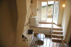 Habitación con escalera con taburete y ventana en La Neviera nei Sassi, en Matera