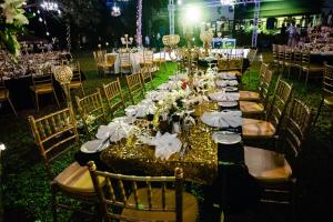 Serena Beach Resort & Spa في مومباسا: تم إعداد طاولة لحضور حفل زفاف مع الزهور البيضاء