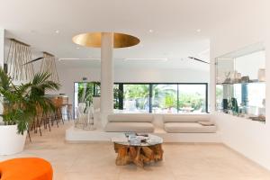 uma sala de estar com um sofá e uma mesa em Résidence Terra Marina em Bonifacio