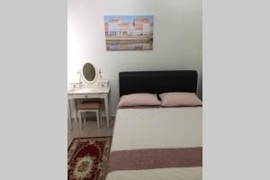 Ένα ή περισσότερα κρεβάτια σε δωμάτιο στο Homestay Ayi