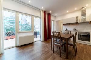een keuken en eetkamer met een tafel en stoelen bij Sallustiano Apartments in Rome