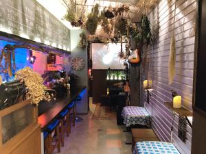 um restaurante com um bar com um balcão e cadeiras em TOP EDGE HOSTEL Koenji em Tóquio