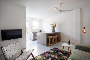 sala de estar con sofá y TV en Villa Vermaire Apartments, en Willemstad
