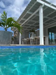A piscina localizada em Villa Vermaire Apartments ou nos arredores