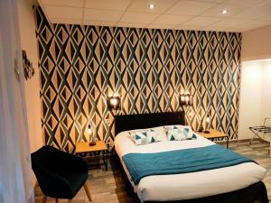 Letto o letti in una camera di Brit Hotel Roanne - Le Grand Hôtel