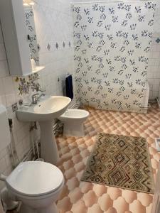 Kylpyhuone majoituspaikassa Irina Apartments