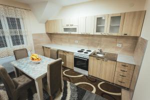 A kitchen or kitchenette at Apartmani Stefan Zlatar