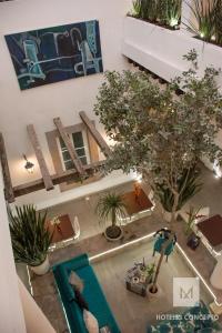 widok na budynek z basenem i roślinami w obiekcie M Hoteles Concepto w mieście Morelia