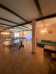 Navalmoral de BéjarにあるFinca La Fresneda en Sierra de Béjarの広い客室で、卓球台が備わります。