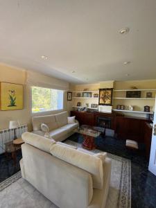 Navalmoral de BéjarにあるFinca La Fresneda en Sierra de Béjarのソファとテーブルのあるリビングルーム