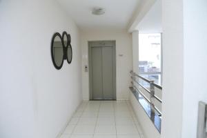 a hallway with a door in a building at Avelan Plaza Hotel in Nossa Senhora da Glória