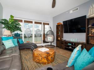 un soggiorno con un divano e un tavolo di Harborview Grande 803 a Clearwater Beach