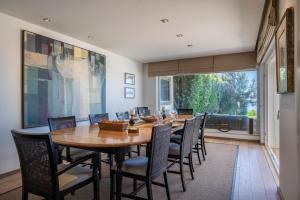 Un comedor con mesa y sillas y una gran ventana. en Luxury Beachfront Villa, en Colares