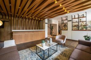 vestíbulo con sofá y mesa en Cali River Suites by Yellowkey Capital en Cali