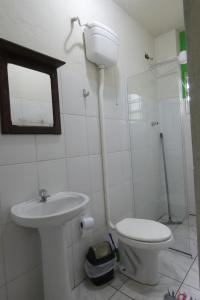 a bathroom with a toilet and a sink and a shower at Pousada Jambo Trindade in Trindade +64 photos