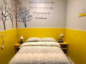 Säng eller sängar i ett rum på The Freezer Hostel & Culture Center