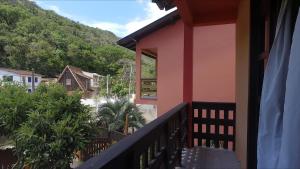 un balcone di una casa con una montagna sullo sfondo di Residencial do Cadinho a Pinheira