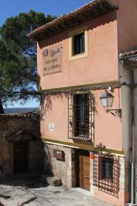 un edificio con un cartel en el costado en Los Ojos de la Mora Apartamentos Boutique, en Cuenca