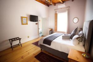 a bedroom with a large bed and a window at Beckhuis in Worcester