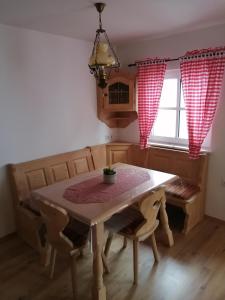 a kitchen with a table and chairs and a window at S´ Kellerstoeckl in Fehring