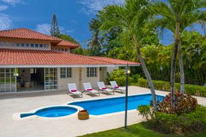 Villa con piscina y palmeras en Amazing Villa in Casa de Campo with Included in Price Maid and Waiter, en La Romana