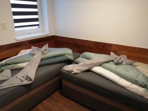 En eller flere senge i et værelse på Apartmánový dom Romantika - Apartmán 4