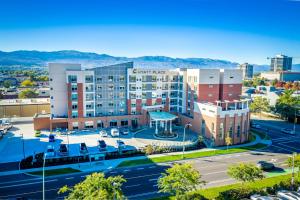 een luchtzicht op een ziekenhuis met een parkeerplaats bij Hyatt Place Kelowna in Kelowna