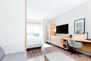 TV a/nebo společenská místnost v ubytování Hyatt Place Kelowna