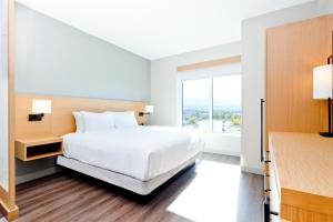 Postel nebo postele na pokoji v ubytování Hyatt Place Kelowna