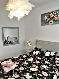 ein Schlafzimmer mit einem Bett mit einer schwarzen und weißen Decke in der Unterkunft 23 Residence in Braşov