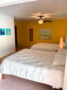 En eller flere senger på et rom på Seven Seas Resort Adults Only
