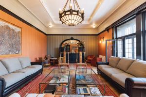 a living room with couches and a chandelier at Casablu Hotel in Valparaíso